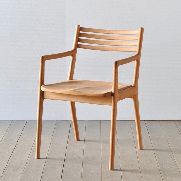 メイド・イン・ジャパンの無垢材アームチェア - 椅子の店