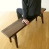 幅120㎝木製ベンチに座る男性