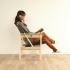 高さ調節可能なパーソナルチェアに座る女性
