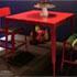 ダルトンの赤いスチールの椅子と赤いダイニングテーブル