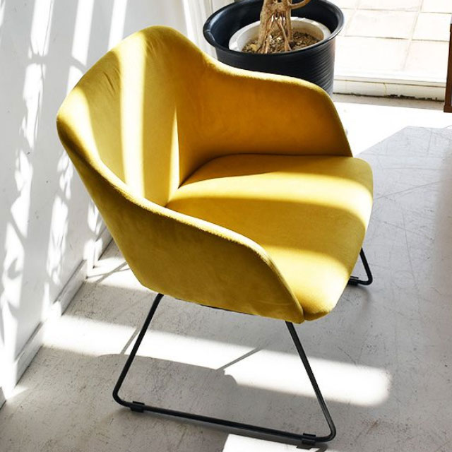 お洒落な黄色い椅子