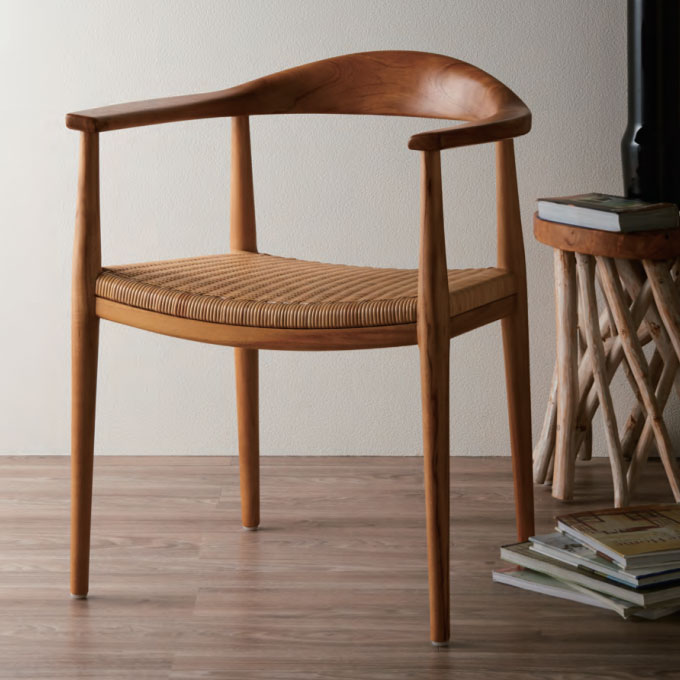ラタンとチーク無垢材のアームチェア IDENTITY - 椅子の店