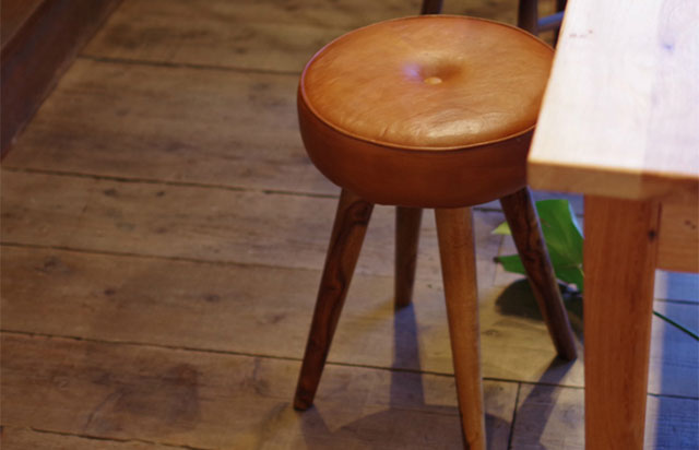 本革と無垢材の洒落てる丸スツール - 椅子の店